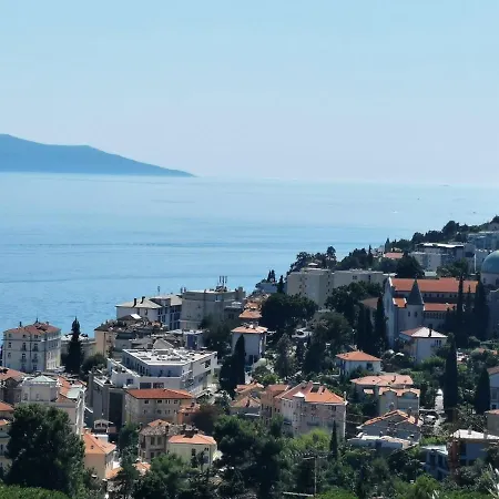 Zeljka - Free Parking A1 Opatija. Kvarner 오파티아